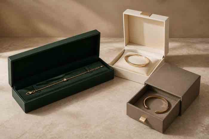 Bracelet, bangle and cuff box structures with fitted inserts